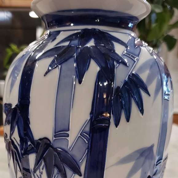 Chinoiserie White Porcelain Chinese Temple Jar - Picture 3 of 10